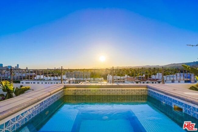 Building Photo - 435 N Oakhurst Dr