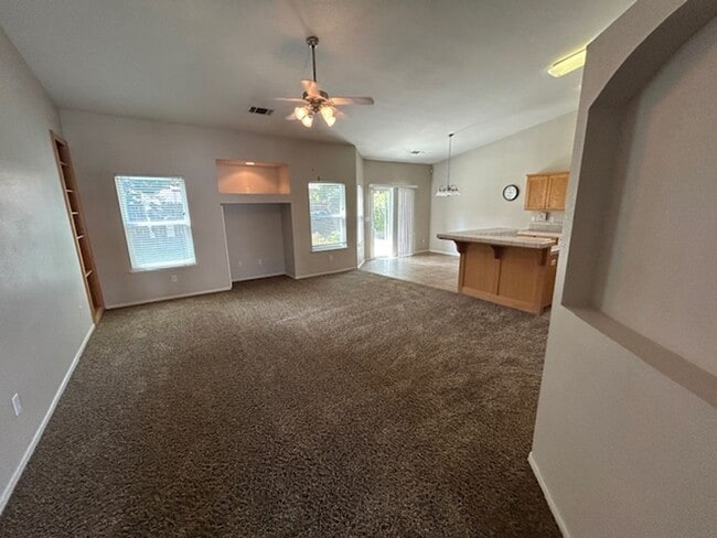 Building Photo - 3 Bedroom 2 bathroom home on NE Visalia cu...