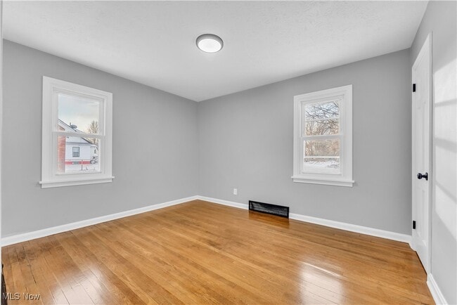 Building Photo - 650 E 250th St