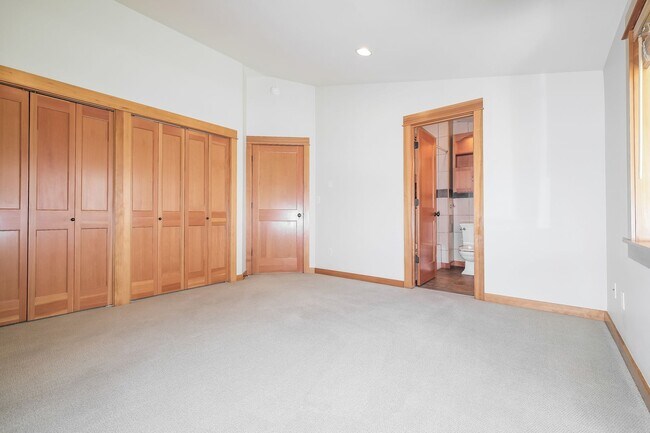 Building Photo - Bright and Spacious Residence with Vaulted Ceilings and Garage