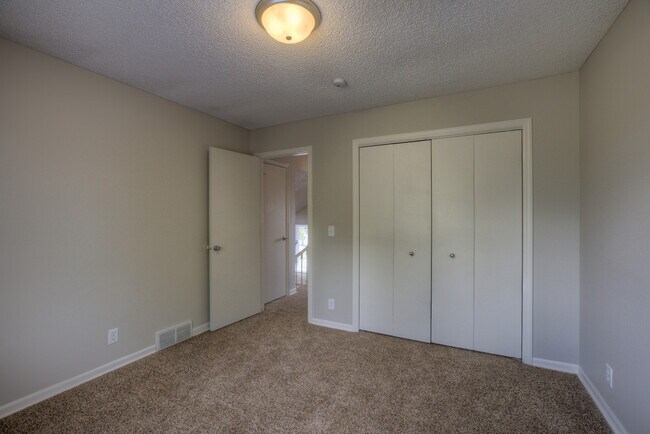 Building Photo - Convenient location! Side Split in Western Omaha.