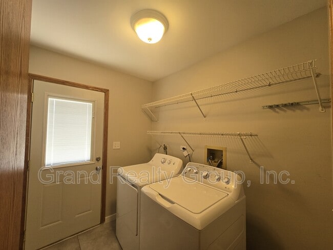 Building Photo - 1565 Old Barn Cir