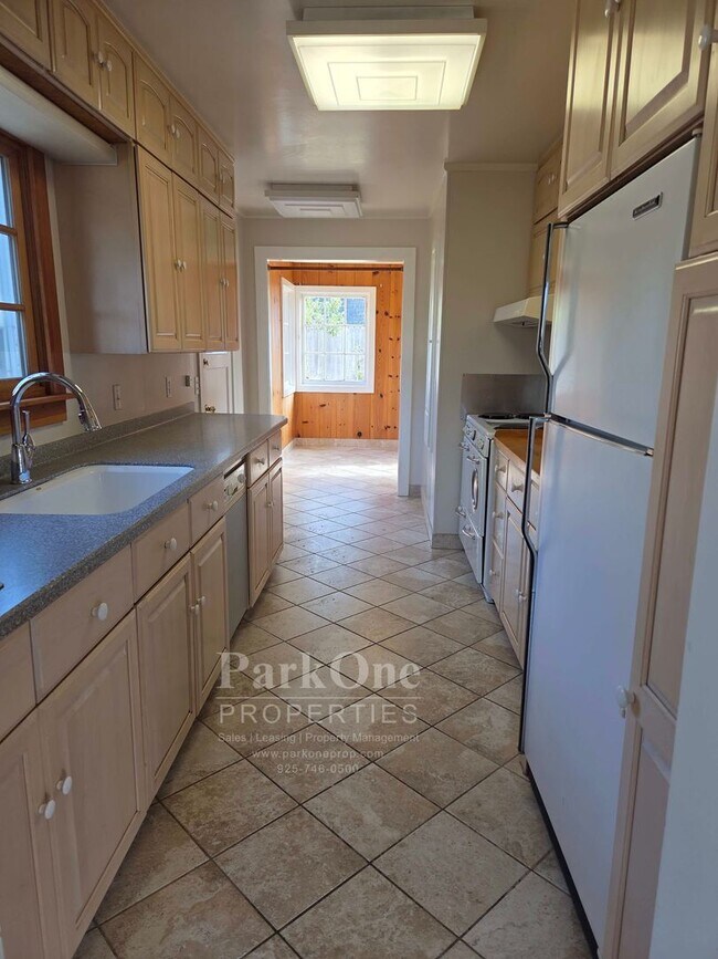 Building Photo - Adorably Rustic home 2 blocks from the shore.