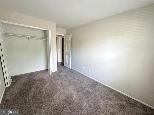 Building Photo - 560 Shetland Ct
