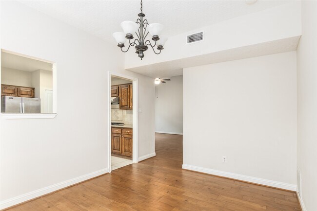 Building Photo - 910 Fleetwood Pl Dr