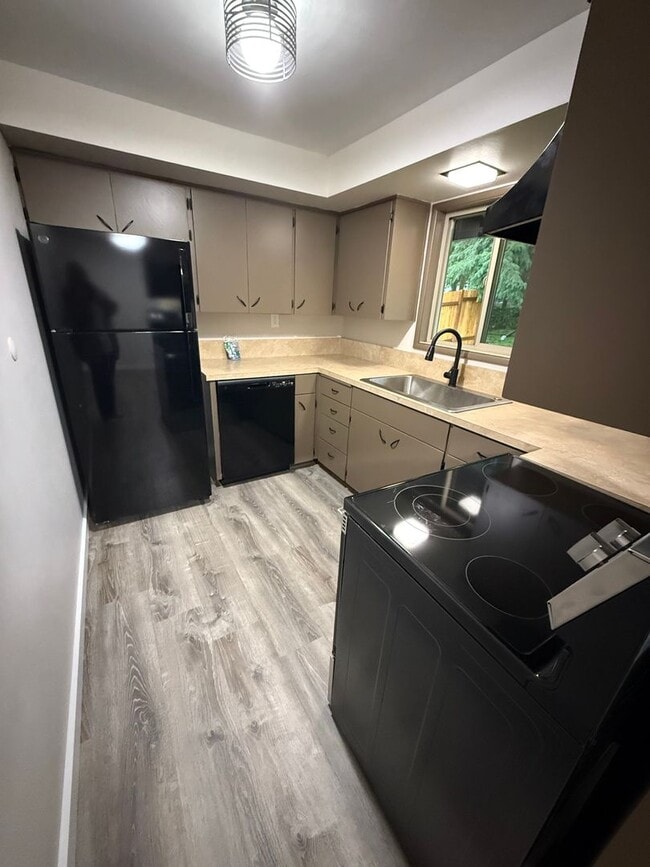 Building Photo - Newly Remodeled Duplex