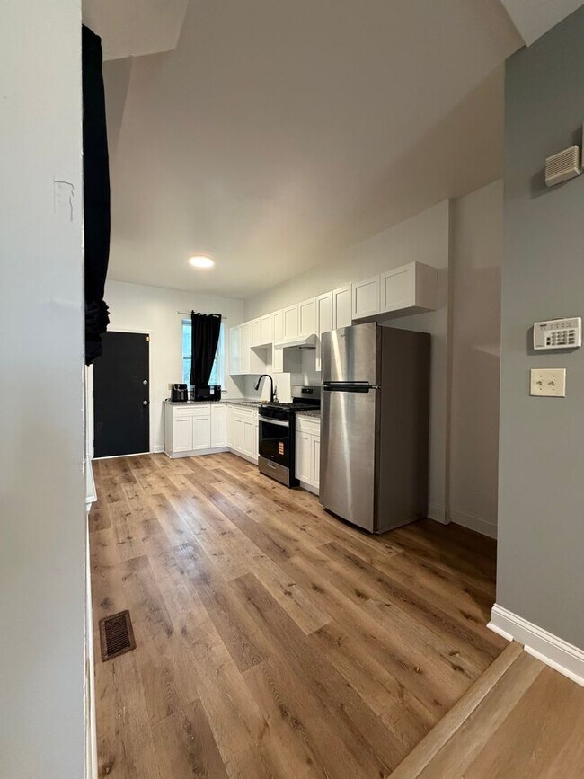 Building Photo - Spacious 3 Bedroom with Washer/Dryer