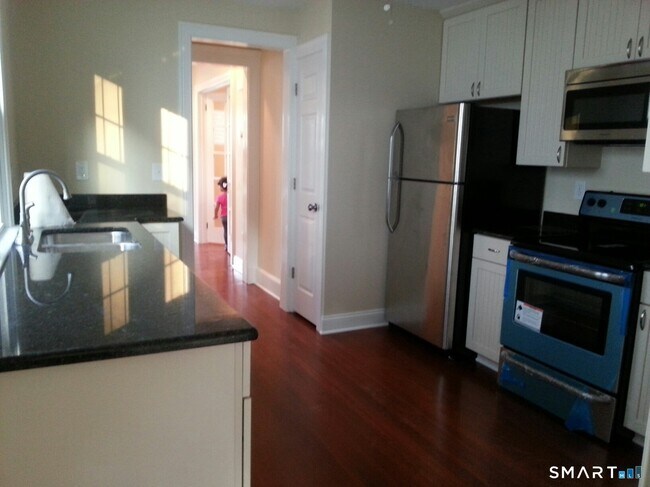 Building Photo - 356 Townsend Ave