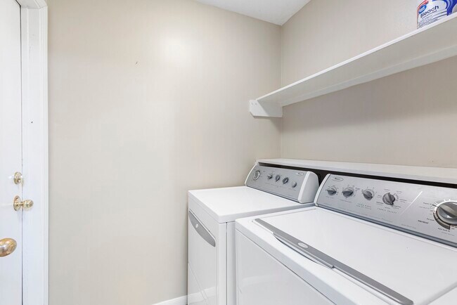 Building Photo - 207 N Dreamweaver Cir