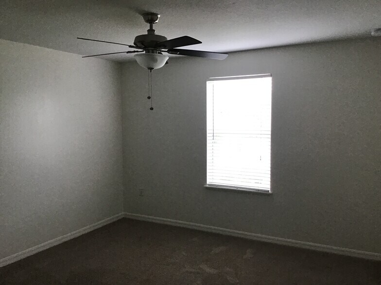 Building Photo - 5449 NW Wisk Fern Cir