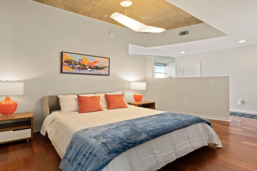 Building Photo - 1701 Chestnut Pl