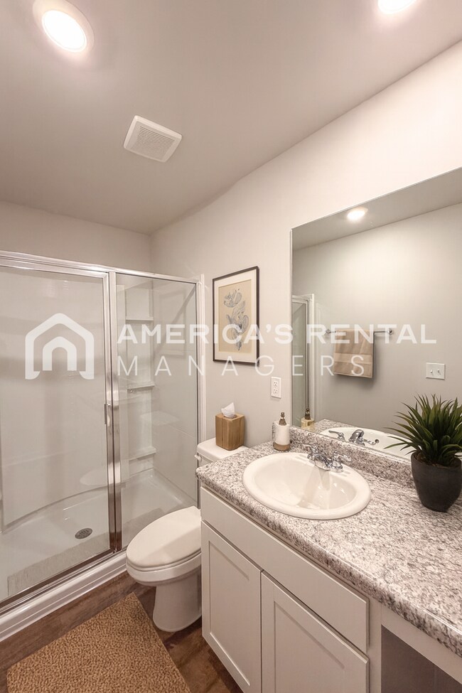 Building Photo - Bright and Spacious Lincoln Townhome for R...