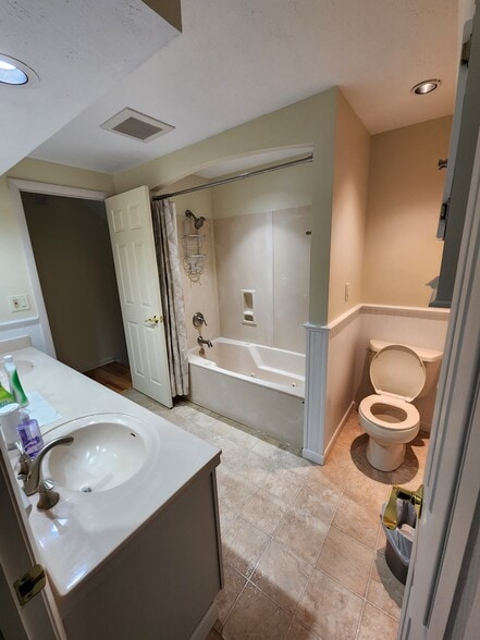 Building Photo - 20311 Village Green Dr