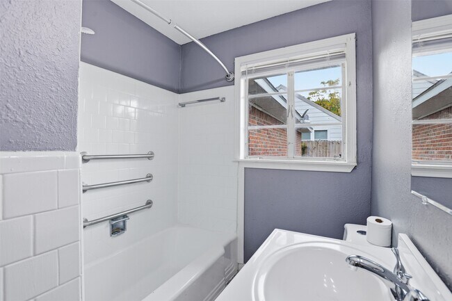 Building Photo - 3917 Anita St