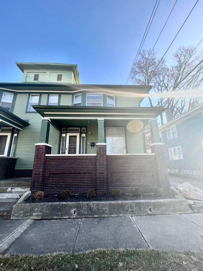 Primary Photo - 1115 College St