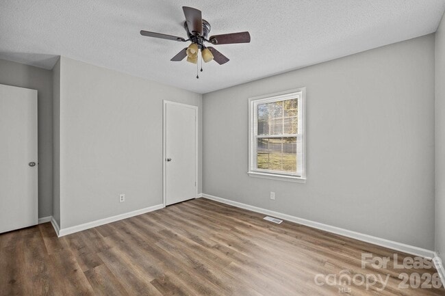 Building Photo - 4800 Maplecrest Dr