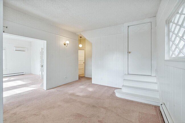 Building Photo - Charming 1-bdrm/1-bath in 1900s Victorian triplex—Prime location, shared laundry & yard