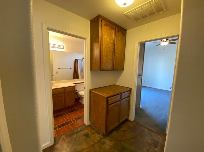 Building Photo - Single story located on a court!