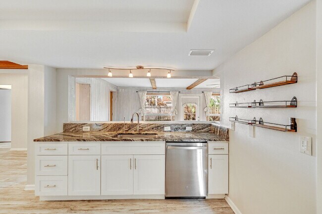 Building Photo - Beautiful 4 bedroom, 2 bathroom in Satellite Beach! NO HOA!!