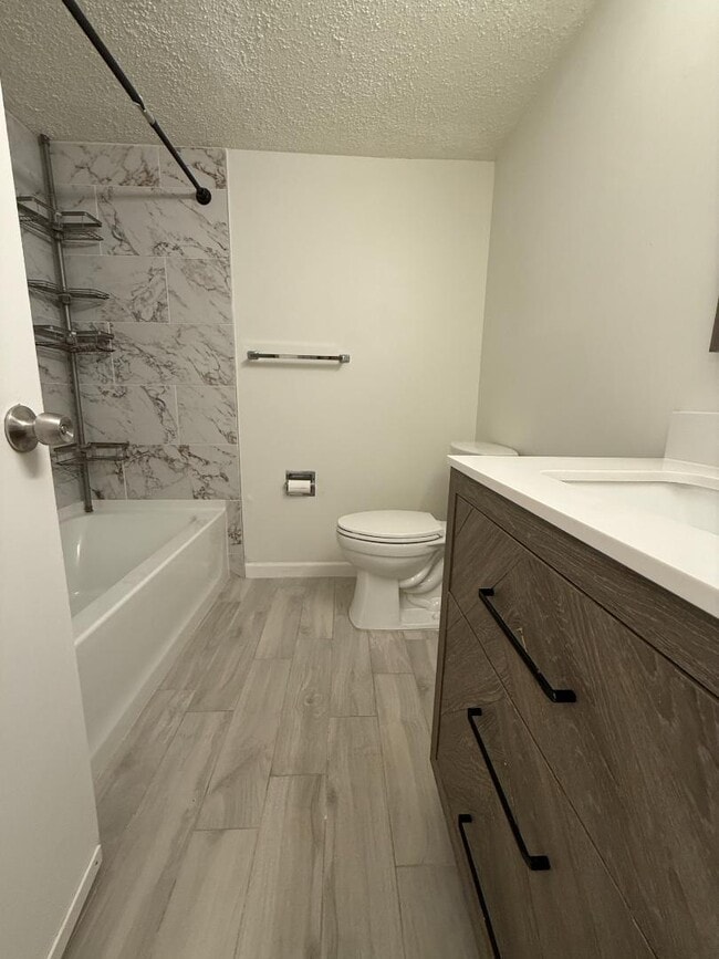 Building Photo - 2525 W Bay Dr