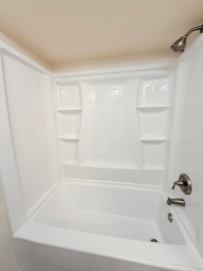 Building Photo - 612 Hillview Dr