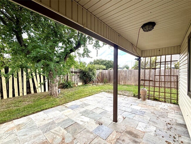 Building Photo - 13222 Pebblewalk Cir N