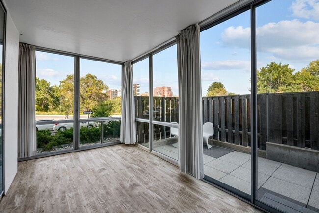 Building Photo - Beautifully renovated condo in the Cherry Creek Area!