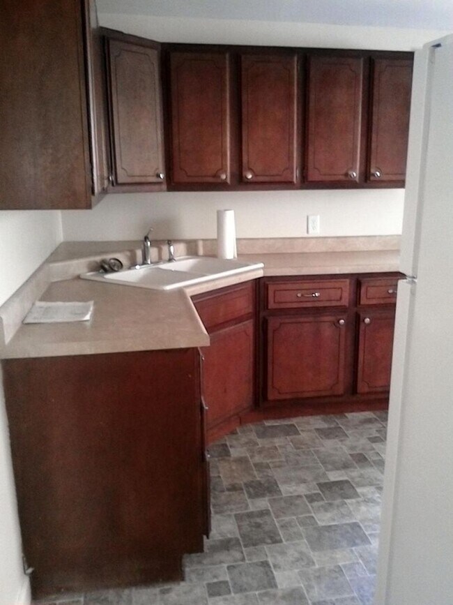 Building Photo - Charming 2-Bedroom Unit in Quiet Moline Location