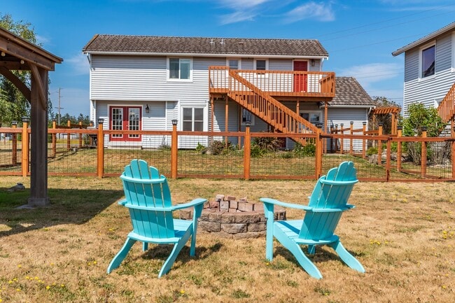 Building Photo - Spacious Coupeville Home with Bonus Apartm...