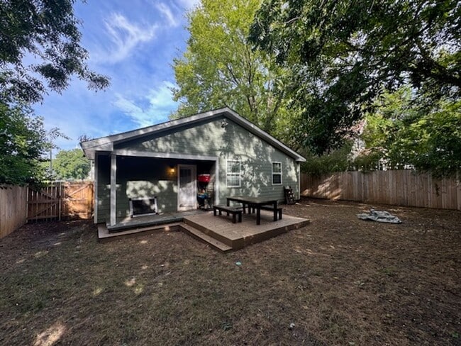 Building Photo - Charming 1925 Craftsman Bungalow in Downtown Raleigh