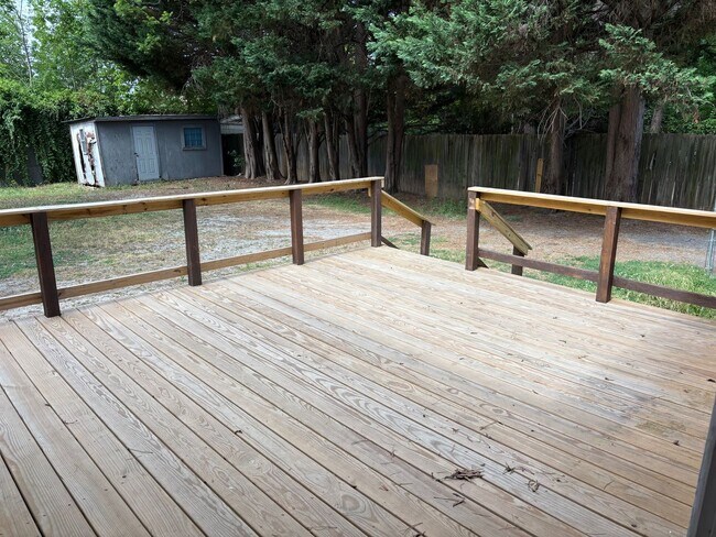 Building Photo - 3 BR with deck conveninent to Four Seasons Mall