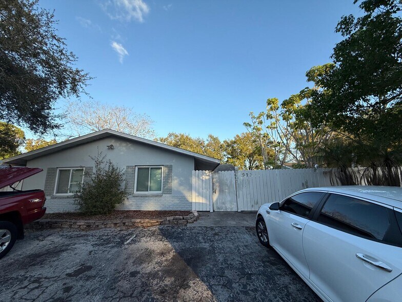 Building Photo - 915 Lake Palms Dr