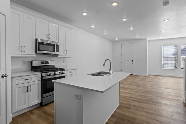 Building Photo - Beautiful 3 Bedroom Townhome in Desert Color. Internet Included!
