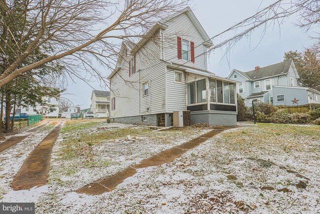 Building Photo - 9 Glenmore Ave