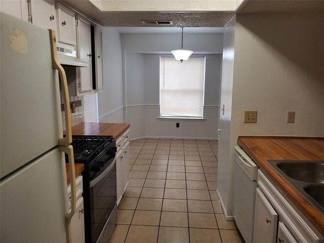 Building Photo - 907 Fairway Green Cove