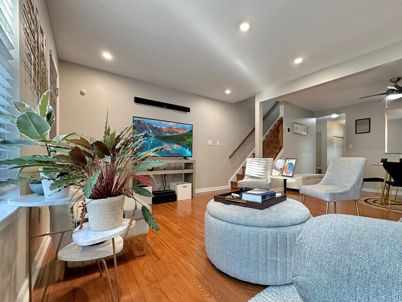 Building Photo - 928 S Paca St