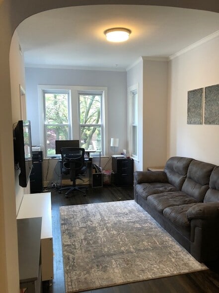 Living Room - 3320 N Lakewood Ave