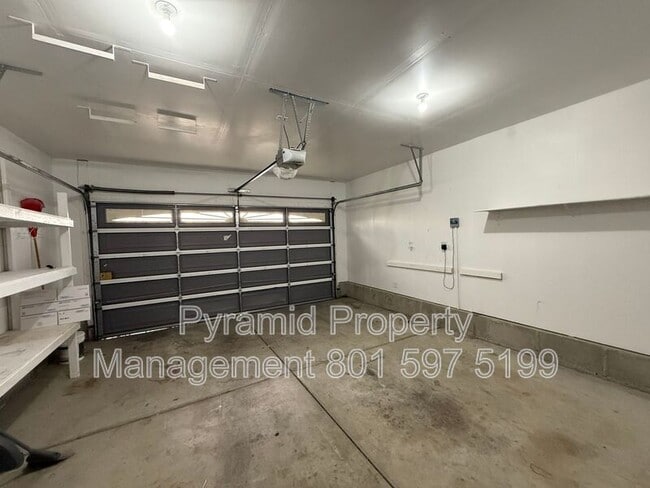 Building Photo - 732 Skipton Dr W