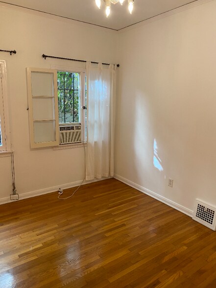Building Photo - 414 N Sycamore Ave