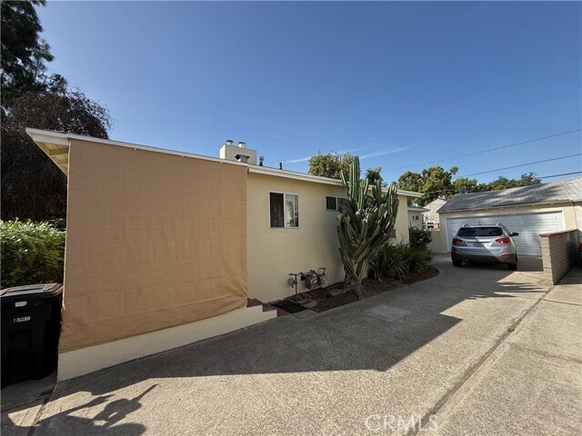 Building Photo - 549 N Niagara St
