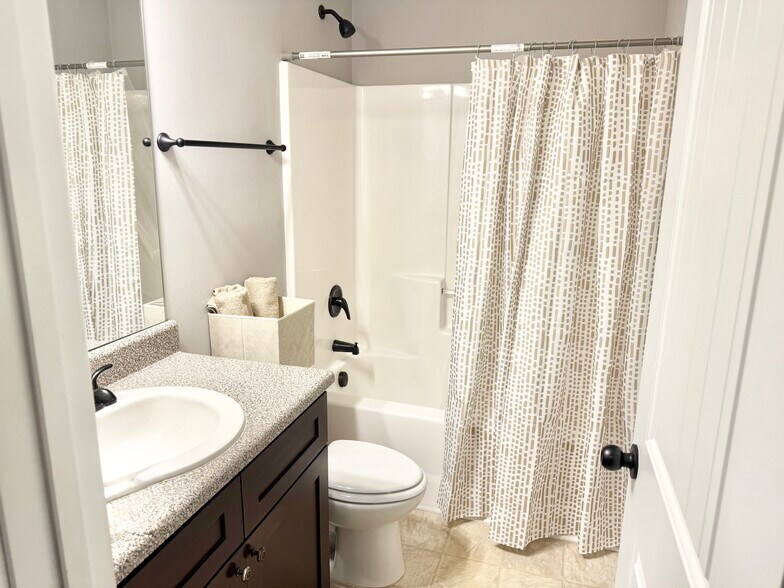 Building Photo - 819 Burch Creek Dr