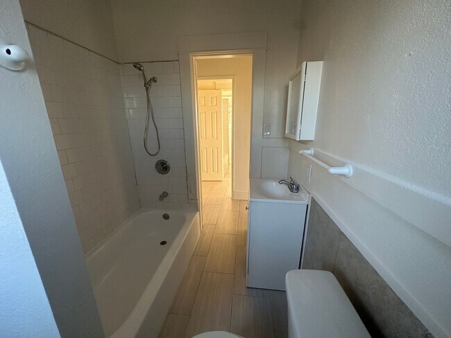 Building Photo - UPGRADED 4 BEDROOM NEAR DRAKE PARK!