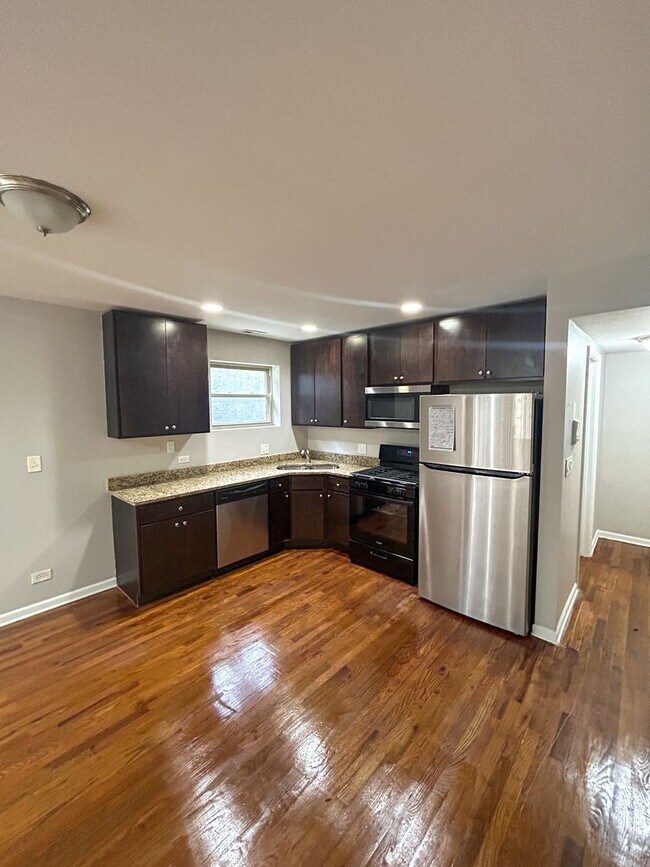 Building Photo - Sunny and Spacious 3 Bed, 2 Bath