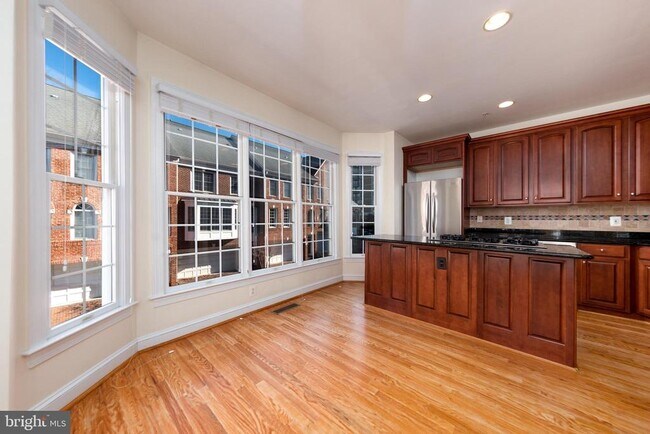 Building Photo - 1308 McLean Crest Ct