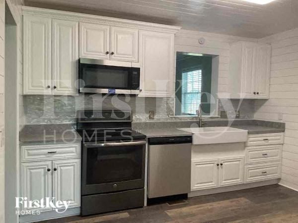 Building Photo - 5612 Pinewood Dr