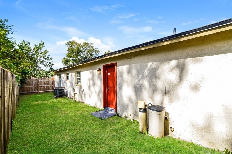 Building Photo - 6630 Westmont Dr