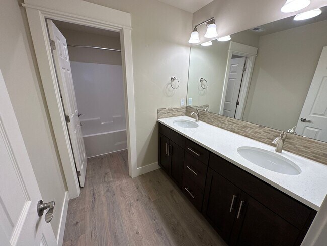 Building Photo - Newer SE Bend House w/A/C, 3 Bdrms, 2.5 Baths, 2160 Sq Ft, EVO OUTLET, Access to Pool, Dbl Garage