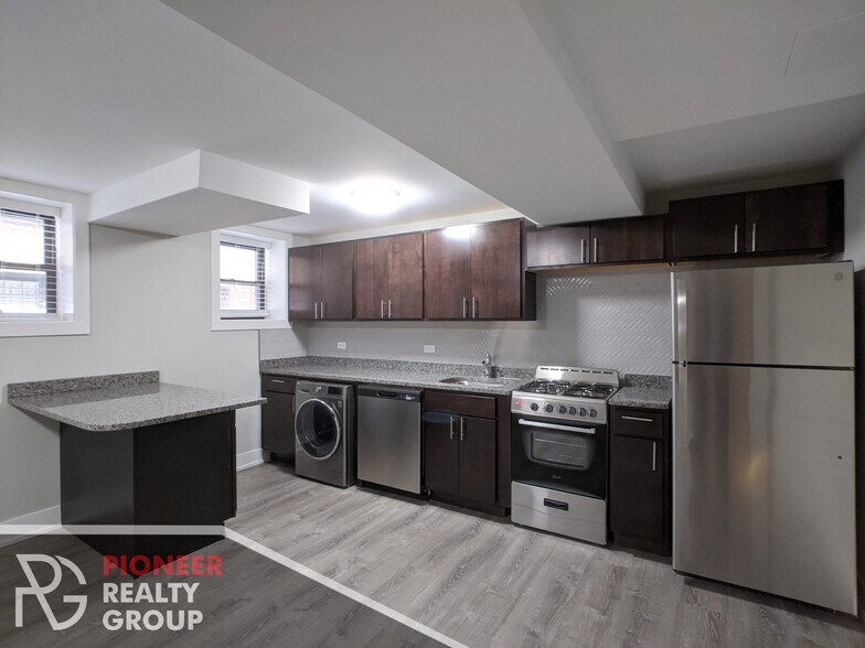 Building Photo - 437 W Belden Ave