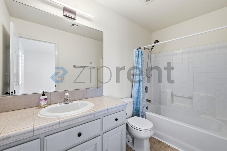 Building Photo - Unit