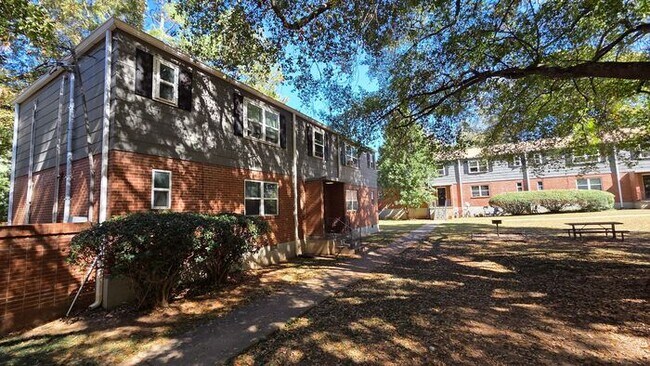 Building Photo - Spacious One Bedroom Apartment Near Little 5 Points & Virginia Highlands